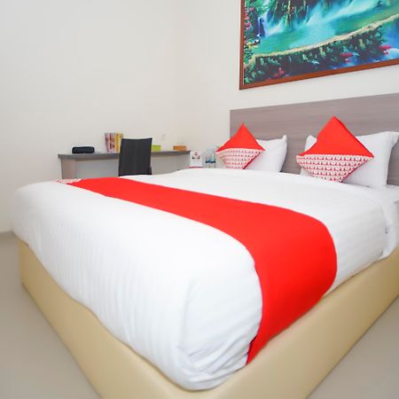 Oyo 251 The Maximus Inn Hotel Palembang Buitenkant foto