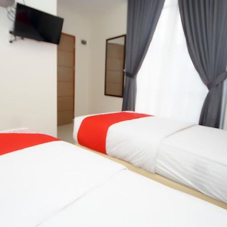 Oyo 251 The Maximus Inn Hotel Palembang Buitenkant foto
