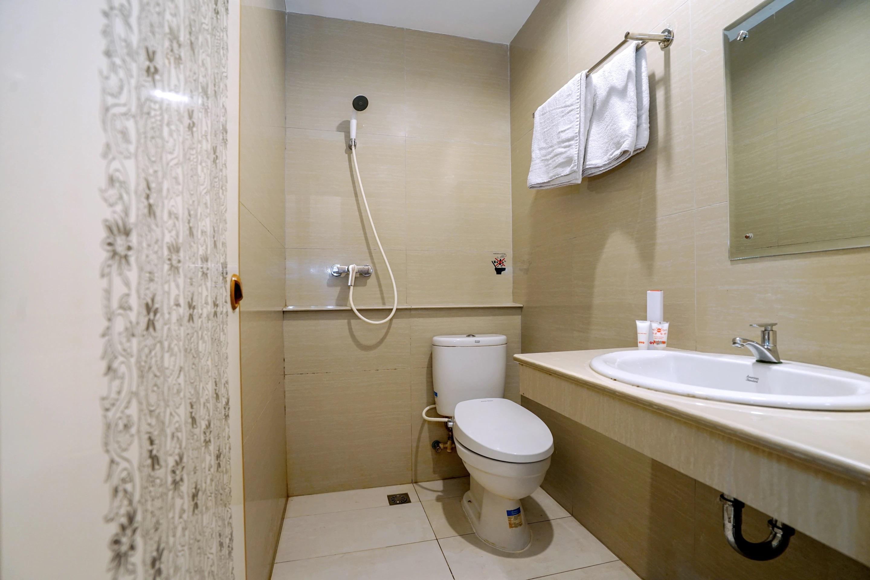 Oyo 251 The Maximus Inn Hotel Palembang Buitenkant foto