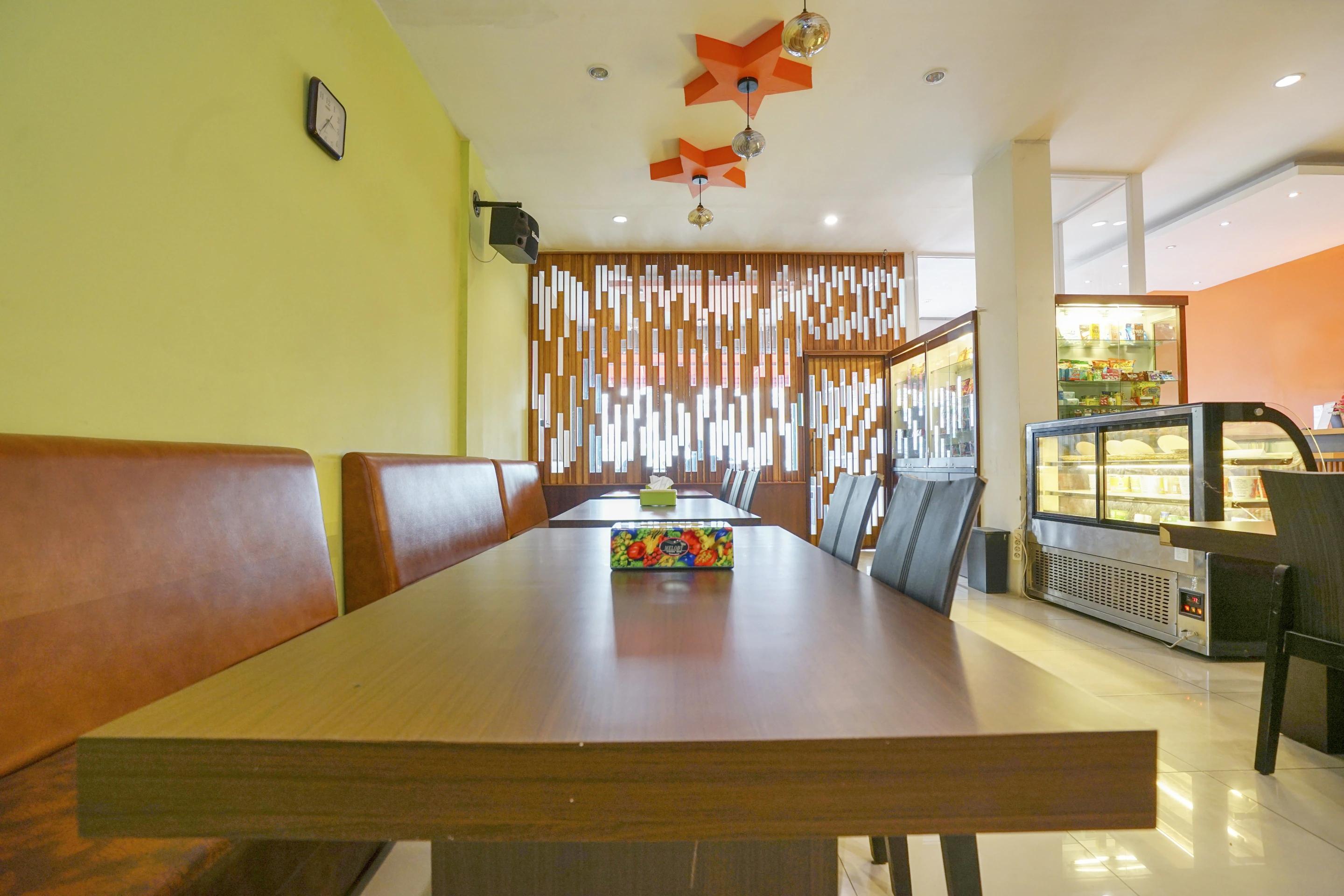 Oyo 251 The Maximus Inn Hotel Palembang Buitenkant foto