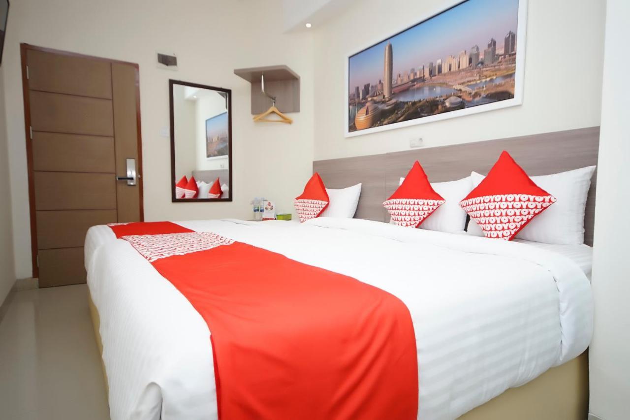 Oyo 251 The Maximus Inn Hotel Palembang Buitenkant foto