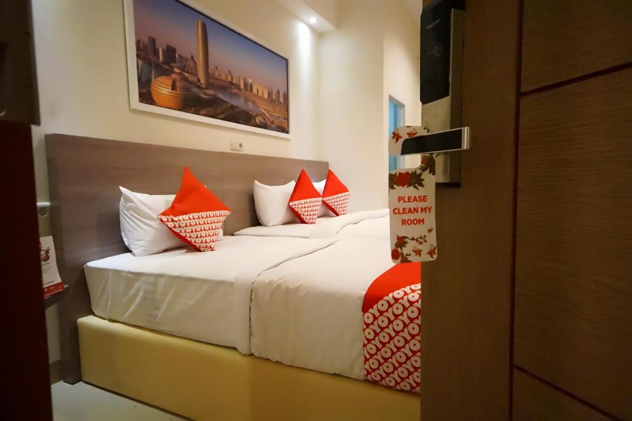 Oyo 251 The Maximus Inn Hotel Palembang Buitenkant foto
