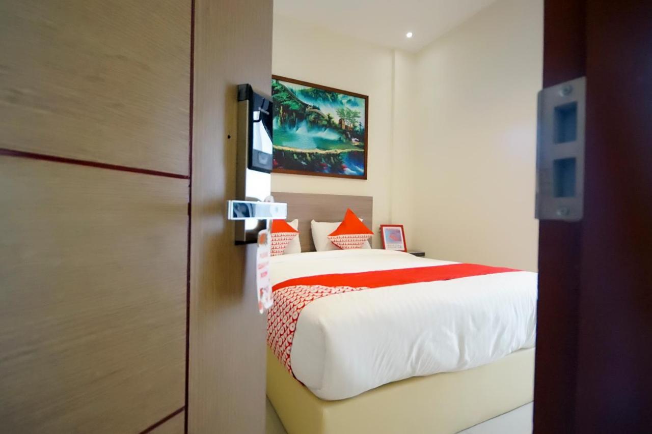 Oyo 251 The Maximus Inn Hotel Palembang Buitenkant foto