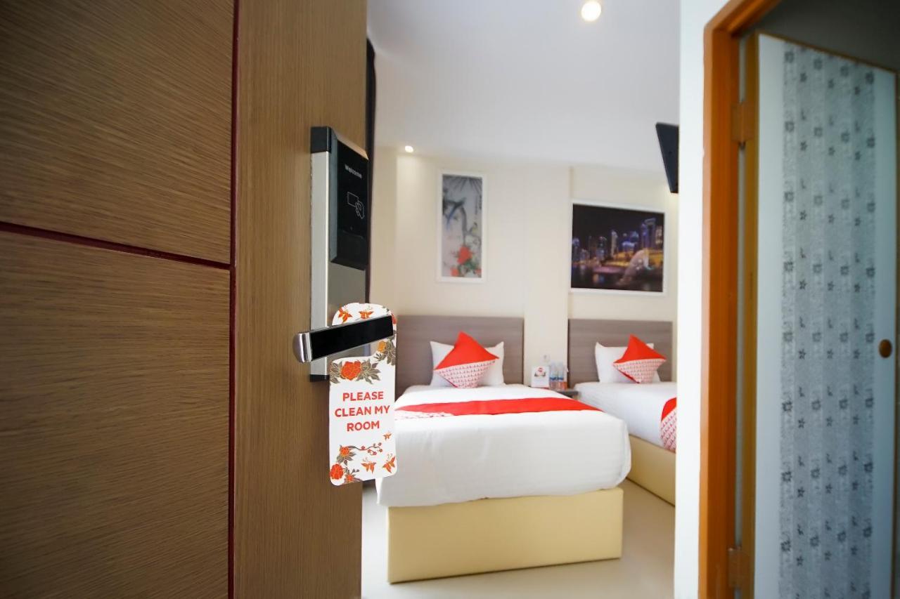 Oyo 251 The Maximus Inn Hotel Palembang Buitenkant foto