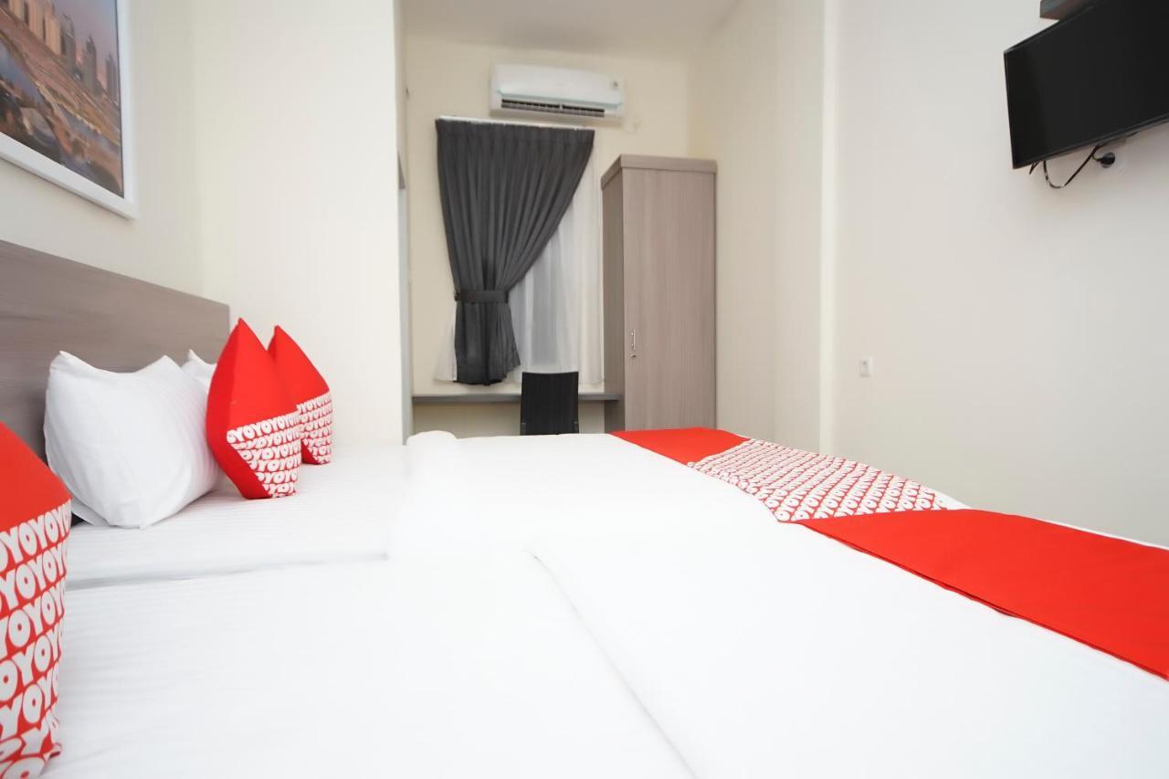 Oyo 251 The Maximus Inn Hotel Palembang Buitenkant foto
