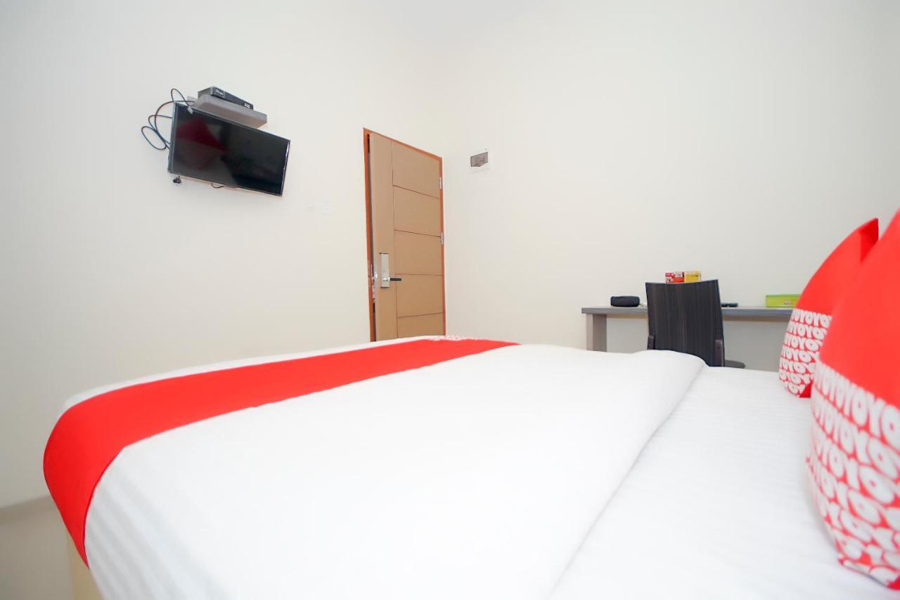 Oyo 251 The Maximus Inn Hotel Palembang Buitenkant foto